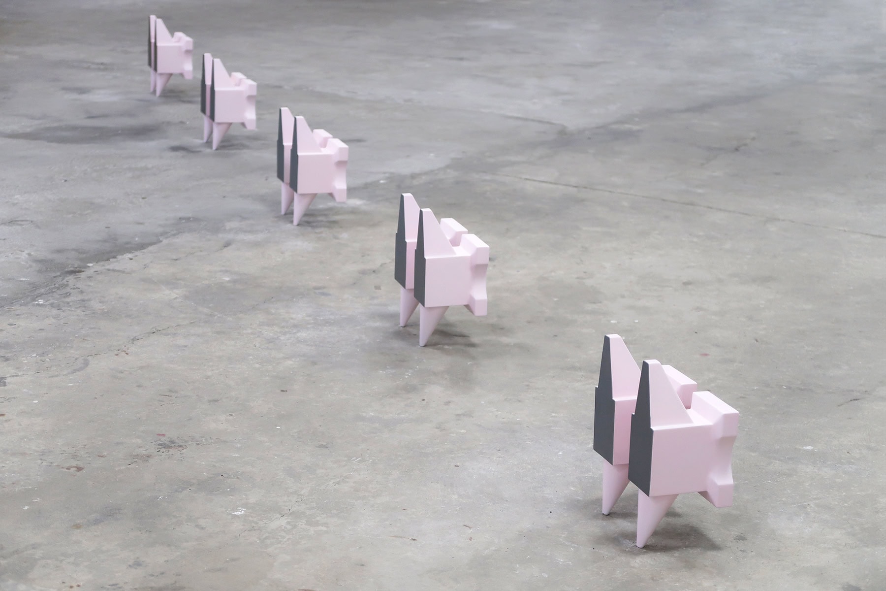 Guendalina Urbani, In punta di piedi (2023) - ABS smaltato, dimensioni ambientali