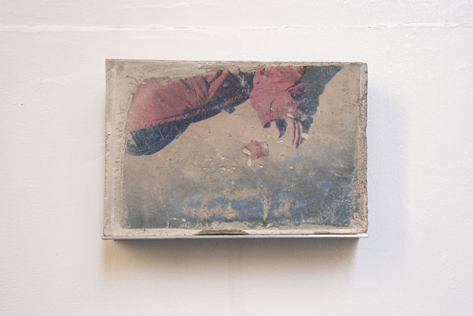 Lorena Bucur, Postcard bricks (2022 - in corso), stampa su cemento, ferro, 10x15x3 cm, ph Carlo Favero.jpeg(1)